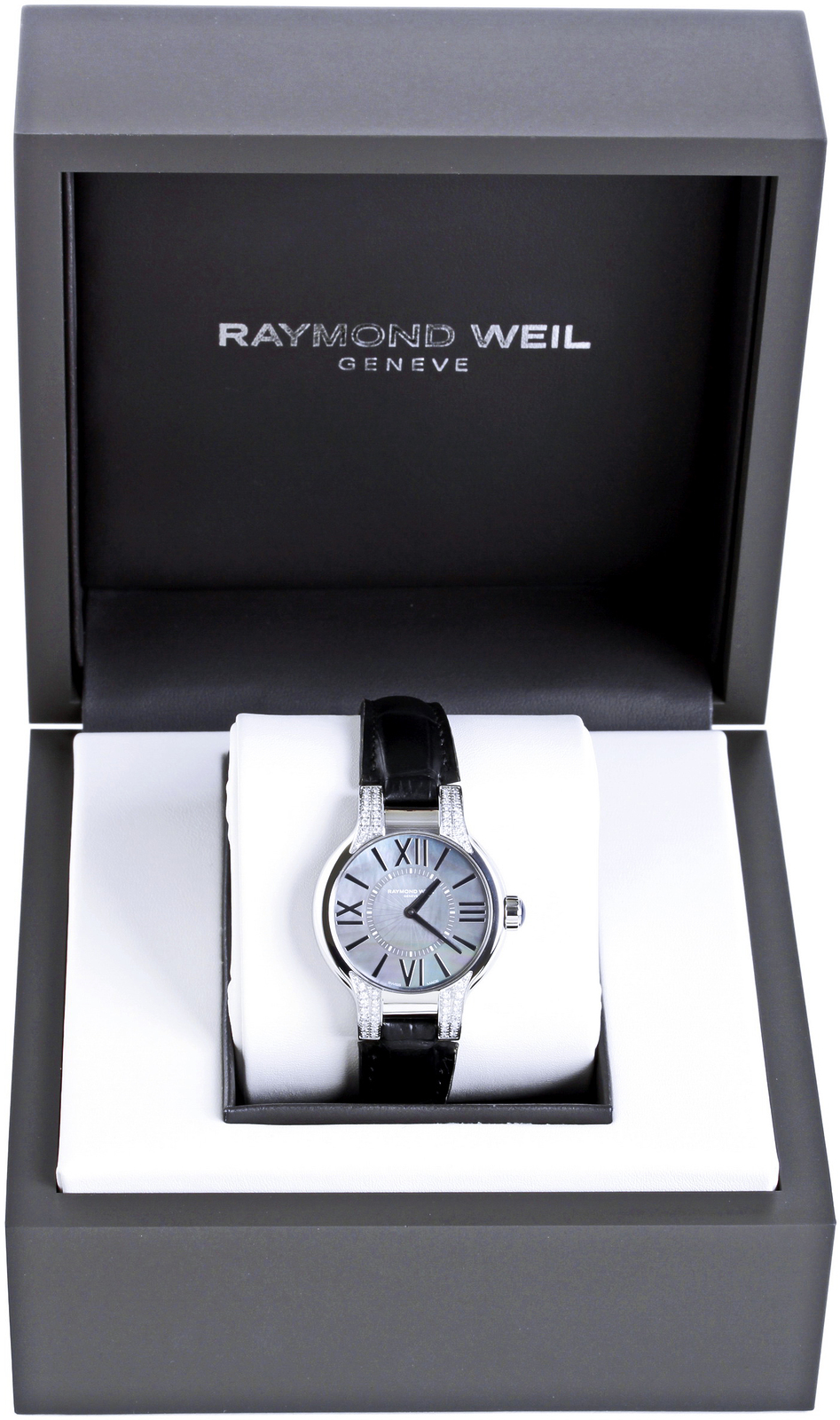 Raymond Weil Noemia 5932-SLS-00297 Raymond Weil Noemia 5932-SLS-00297Наручные часы<br>Швейцарские часы Raymond Weil Noemia 5932-SLS-00297Часы принадежат коллекции Noemia. Это великолепные женские часы. Материал корпуса часов — сталь. В этой модели стоит сапфировое стекло. Часы этой модели обладают водозащитой 50 м. Основной цвет циферблата черный. Часы обладают корпусом 32мм. При создании этих часов использованы натуральные бриллианты.<br><br>Пол: Женские<br>Страна-производитель: Швейцария<br>Механизм: Кварцевый<br>Материал корпуса: Сталь<br>Материал ремня/браслета: Кожа<br>Водозащита, диапазон: 20 - 100 м<br>Стекло: Сапфировое<br>Толщина корпуса: None<br>Стиль: Мода