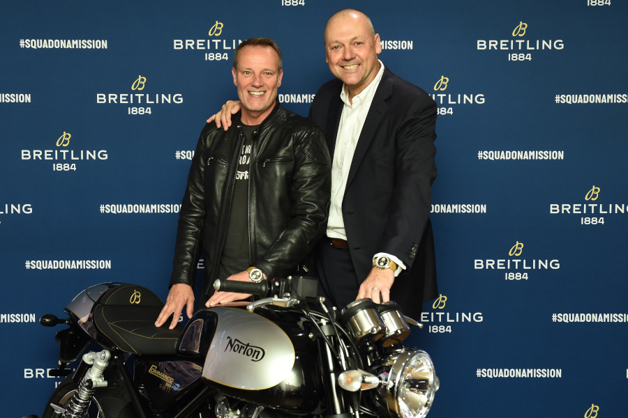 Владелец Norton Motorcycles Стюарт Гарднер c часами Breitling.